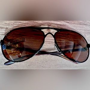 New Oakley Sunglasses Rose Gold Emblem Sides w Case